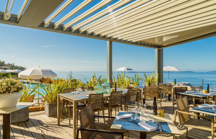8, corniche de Paris. Tél. +33 (0)4 94 15 30 30. www.lavilladouce.com
