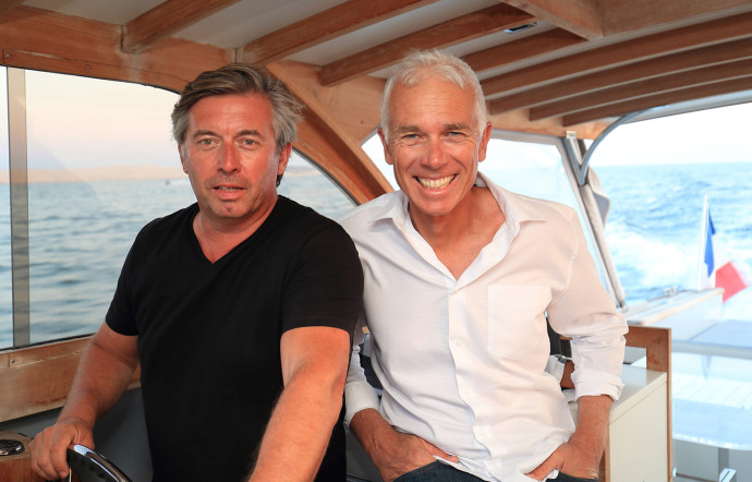 Au moment de la reprise du chantier pluricentenaire, en septembre 2000, Emmanuel Martin (à gauche, ici en compagnie de Philippe Presti, multichampion en yachting) n’avait aucune expérience de la construction navale.