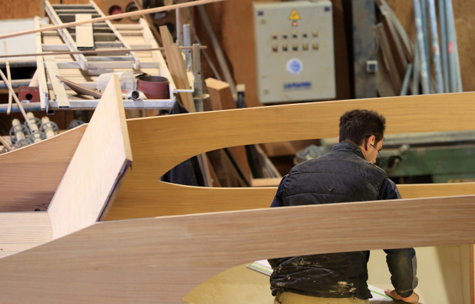 Une dizaine d’opérateurs (charpentiers, peintres…) s’affairent autour des 3 ou 4 bateaux produits par Dubourdieu chaque année.