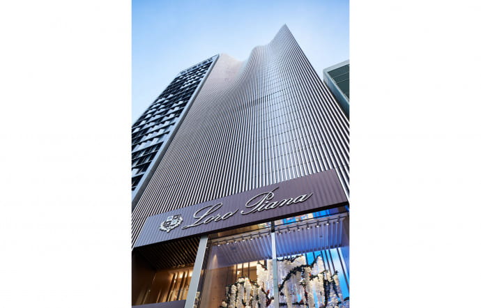 loro-piana-inaugure-son-nouveau-flagship-a-tokyo-avec-une-expo-ephemere-insert-07