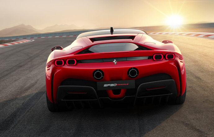 Le style de la nouvelle Ferrari SF90 Stradale se veut moins agressif, comme pour mieux refléter sa vocation hybride, sans pour autant sacrifier à son look, élégamment galbé, et à sa puissance, servie par un V8 maison délivrant 780 ch.