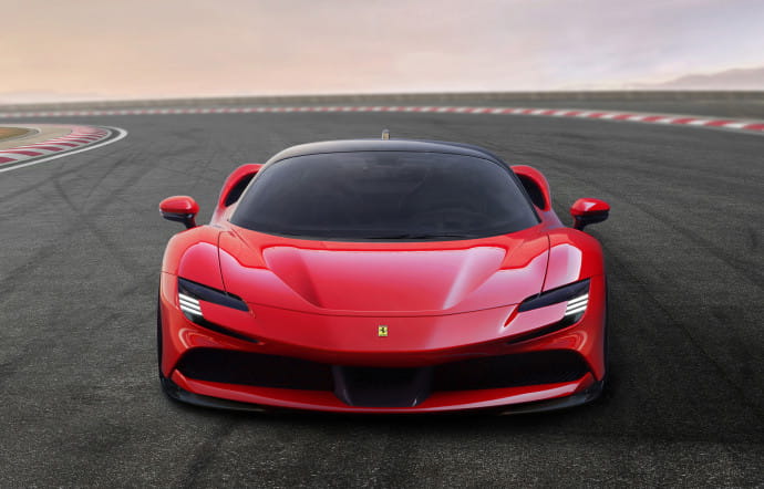 Le style de la nouvelle Ferrari SF90 Stradale se veut moins agressif, comme pour mieux refléter sa vocation hybride, sans pour autant sacrifier à son look, élégamment galbé, et à sa puissance, servie par un V8 maison délivrant 780 ch.