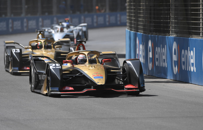 Les DS Techeetah et les Mercedes-Benz EQ courent en Formule E, catégorie de compétition pour monoplaces électriques.