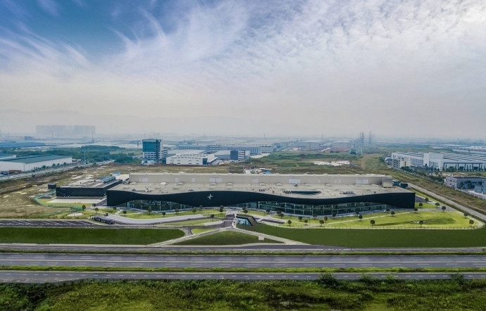 L’usine ultracontemporaine de Polestar, située à Chengdu et conçue par le cabinet norvégien Snohetta, a été inaugurée en août 2019. Les chaînes d’assemblage robotisées de la Polestar 1 se révèlent aussi propres qu’un atelier de haute joaillerie.