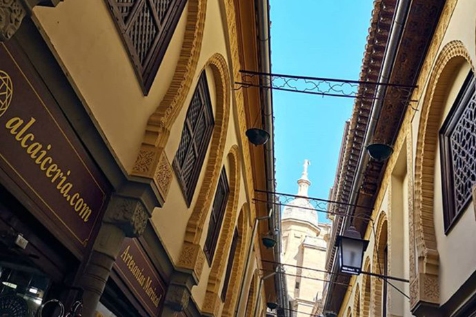 Un marché au saveurs orientales, dépaysement garanti à l’Alcaicería de Grenade.