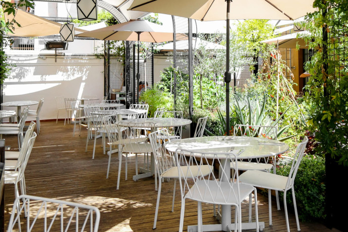 Prendre le temps de se poser assis en terrasse… entourée de verdure