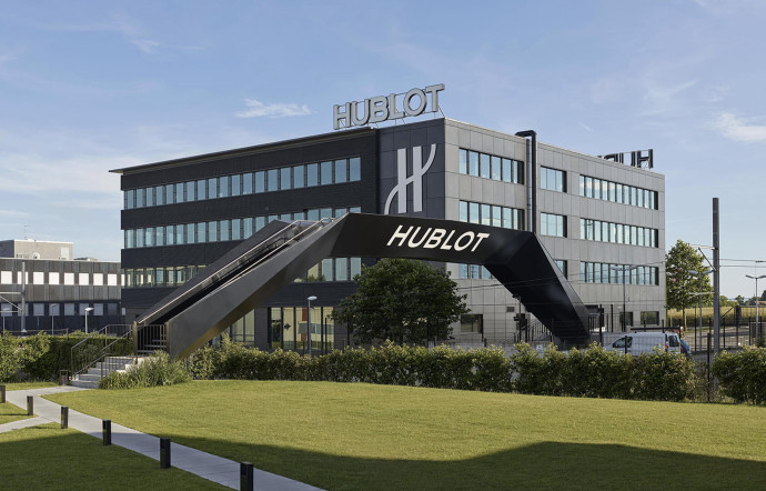 L’horlogerie passe au vert : située sur les bords du Lac Léman, l’usine Hublot a installé une centrale solaire sur son toit.