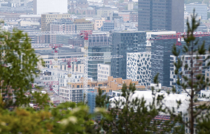 La ville d’Oslo compte environ 700 000 habitants. Elle est devenue la capitale européenne de la voiture électrique. L’objectif de la majorité municipale est de réduire drastiquement le nombre de véhicules en circulation.