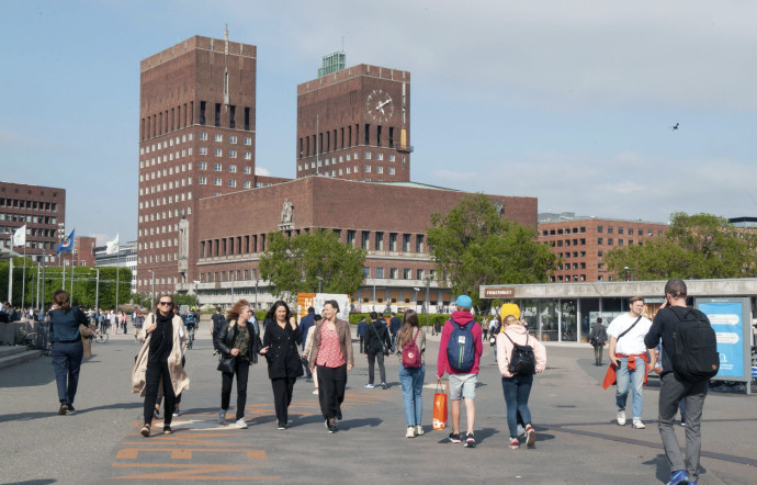 Le Rhadus, l’imposant hôtel de ville d’Oslo, est un bâtiment moderniste de 1950 signé Arnstein Arneberg et Magnus Poulsson. Le Prix Nobel de la paix y est remis chaque année.