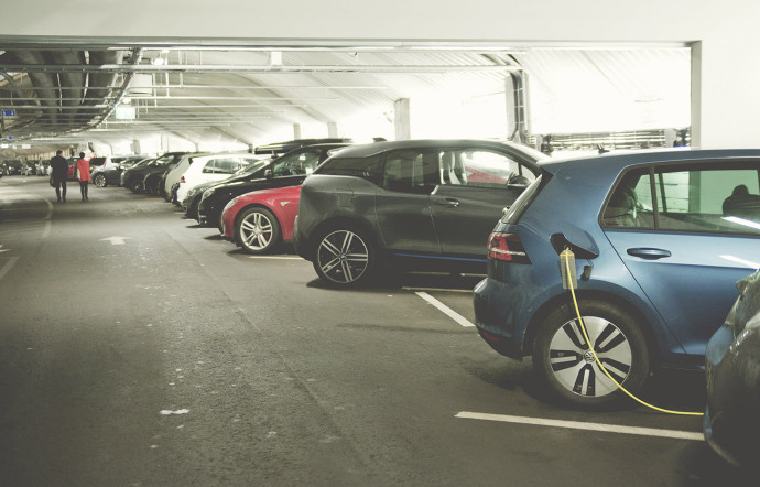 La ville d’Oslo compte environ 700 000 habitants. Elle est devenue la capitale européenne de la voiture électrique. L’objectif de la majorité municipale est de réduire drastiquement le nombre de véhicules en circulation.