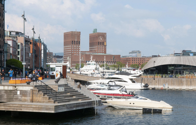 Aker Brygge, les quais réhabilités au bord du fjord d’Oslo sont les plus animés de la capitale norvégienne. Ils sont entièrement occupés par des terrasses de café et de restaurants fréquentées au moindre rayon de soleil.