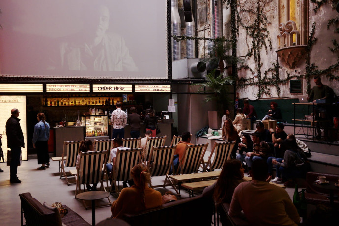 Place au spectacle dans la salle de cinéma d’art et d’essai la plus hype de Madrid.