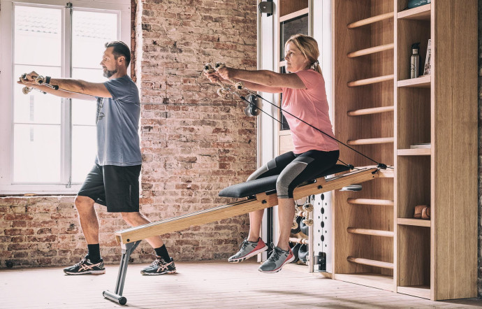 WaterRower propose une gamme fitness au design élégant et de fabrication artisanale : en complément du rameur, on trouve les espaliers Wallbars, la machine à câble Slimbeam, le banc à abdominaux Tria Trainer, les haltères Swing Bell…