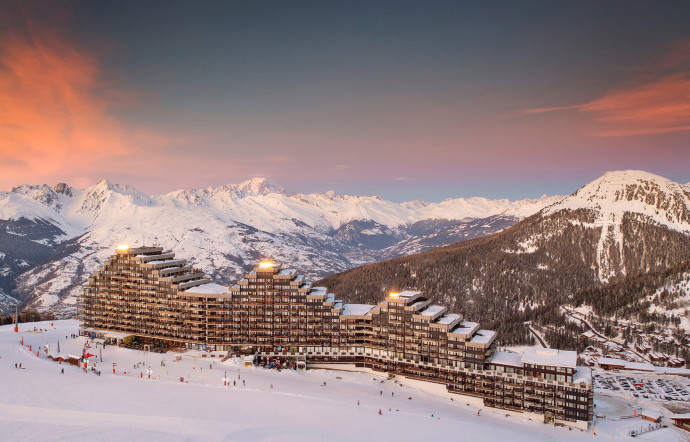 Grâce à son domaine de 225 km et à ses infrastructures, la station française de La Plagne est la 2e la plus visitée au monde.