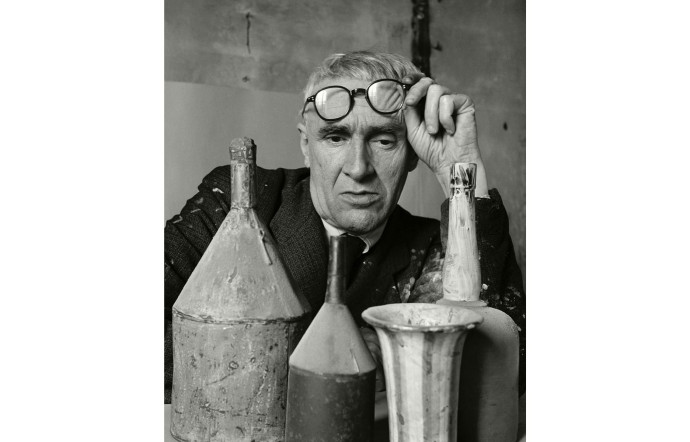 Le peintre italien Giorgio Morandi dans son atelier, Herbert List, 1953.