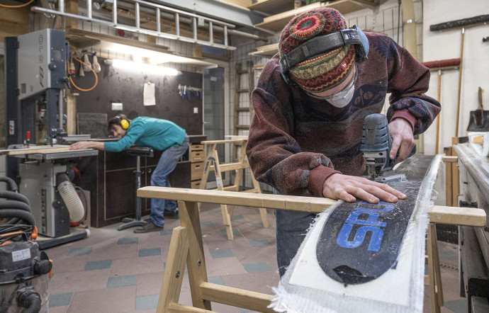 Dans les ateliers de SPUR art, une entreprise qui fabrique des skis et des snowboards sur mesure et à la demande.