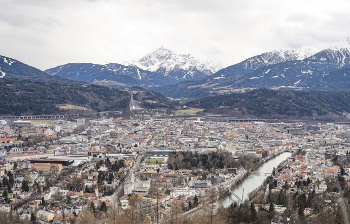 Les montagnes servent de toiles de fond au paysage urbain et donnent à la ville d’Innsbruck son atmosphère particulière.
