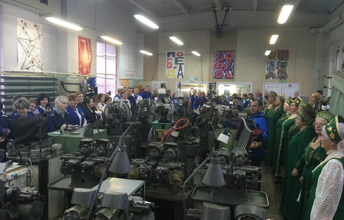 Dans les ateliers, une chorale d’ouvrières chante à nouveau l’hymne de la manufacture.