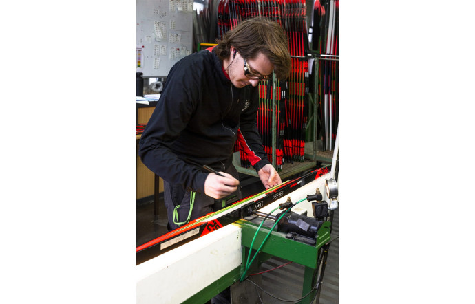 Dans les ateliers, une quarantaine de paires de skis alpins et cinq de skis nordiques sont fabriquées chaque jour. Composés de plusieurs couches de divers matériaux, les skis sont moulés en sandwich, structurés, encollés puis assemblés à la main au dixième de millimètre près. Ils sont ensuite fartés et brossés afin d’optimiser leurs performances.
