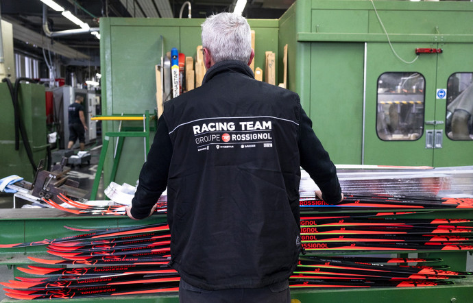 Dans les ateliers, une quarantaine de paires de skis alpins et cinq de skis nordiques sont fabriquées chaque jour. Composés de plusieurs couches de divers matériaux, les skis sont moulés en sandwich, structurés, encollés puis assemblés à la main au dixième de millimètre près. Ils sont ensuite fartés et brossés afin d’optimiser leurs performances.
