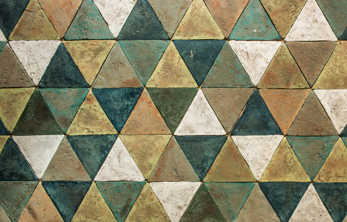 Terre cuite colorée en triangle (20 cm).