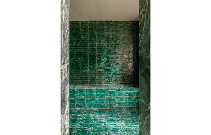 Terre cuite émaillée couleur vert émeraude, ou l’art de magnifier une salle de bains avec des carreaux telles des pierres précieuses.