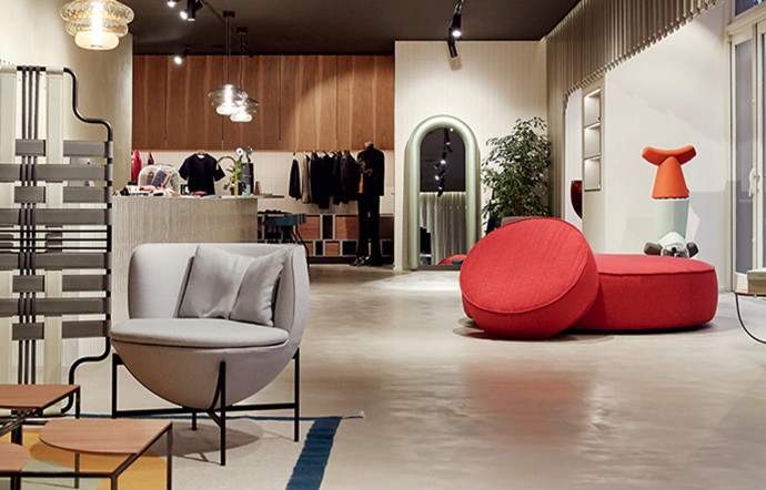 Robert Acouri, fondateur de La Manufacture, s’est investi dans les moindres détails de l’élaboration de ce nouveau label de design et de mode parisien. Sur 250 m2, il met en scène une sélection sans faute de meubles, objets, accessoires et habits.