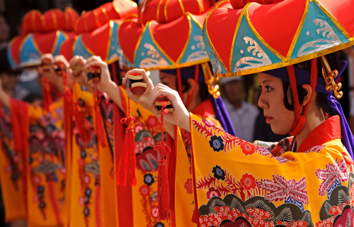 La culture Ryukyu inclue aussi des danses ancestrales. Ici des danseuses traditionnelles en costume.