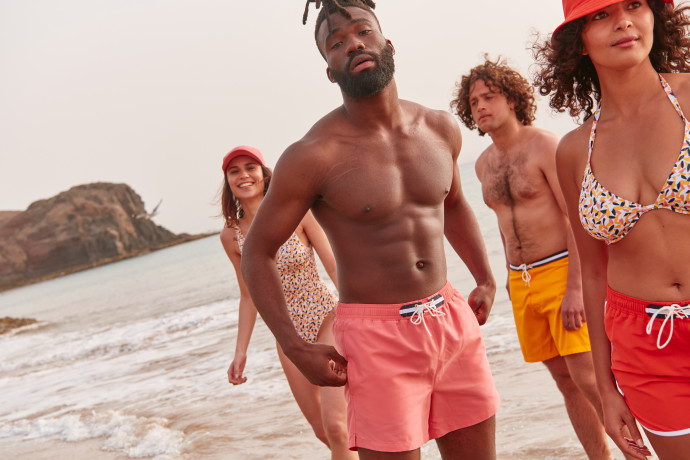 Des nouveautés aux couleurs pop pour irradier les plages. Le ton est donné !