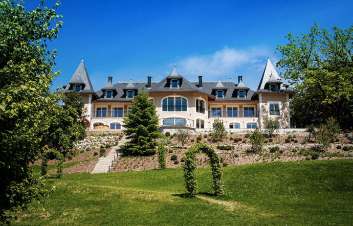 68-70, chemin de Belledonne. Tél. +33 (0)4 58 01 74 23. www.hotel-lincomparable.com