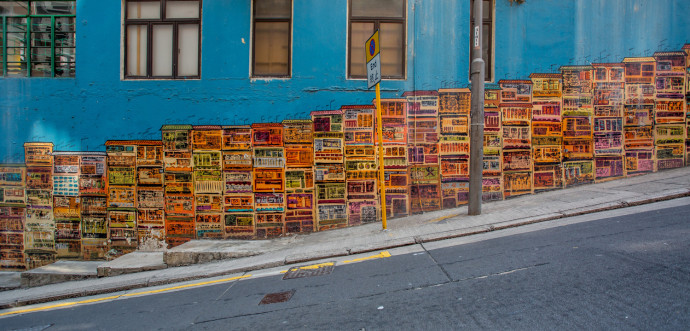 L’une des créations emblématique de Hong Kong représentant des Tong lau, bâtiments historiques de cette région. Création du graffeur Alex Croft.