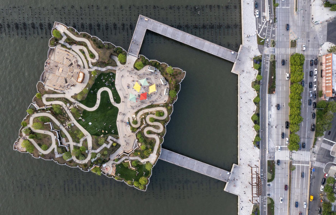 Little Island, une île artificielle végétalisée et comme posée sur des colonnes de béton.