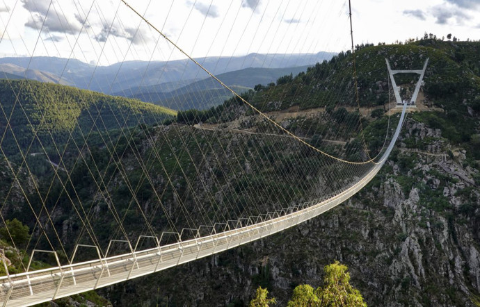 Situé à Arouca, il mesure 516 mètres de long.