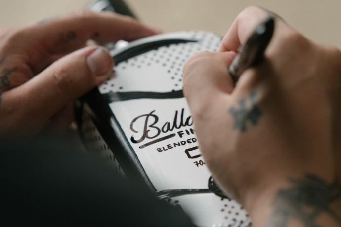 L’artiste s’est approprié les codes de la maison Ballantine’s et les a transposés dans son univers graphique.