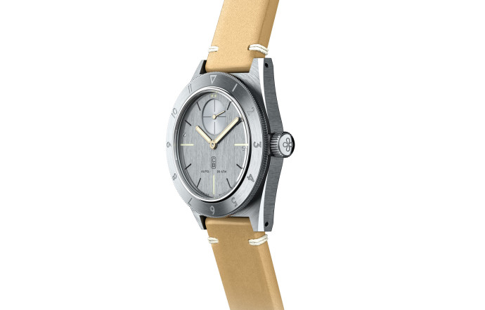 Simple et robuste, la montre CB vise à répondre à plusieurs principes : une fabrication durable, l’utilisation de matériaux recyclés ou réemployés chaque fois que c’est possible, et la minimisation de la distance parcourue par la montre depuis sa production jusqu’au poignet de son propriétaire. Au final, son indice de durabilité s’élève à 87 %, contre 42 % en moyenne pour les montres de série swiss made.
