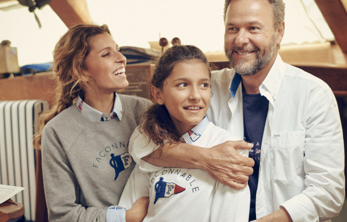 Alejandro Irigoyen prend la pose avec sa famille pour la campagne Façonnable Prendre le large.