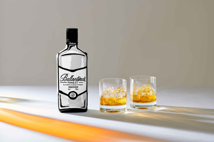 Joshua Vides intègre le club des artistes ayant participé à l’histoire Ballantine’s grâce à leur série d’éditions limitées.