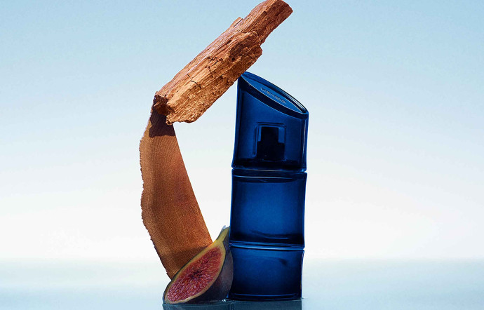Cette Eau de Toilette offre un voyage olfactif à la fois sensuel et rafraîchissant.