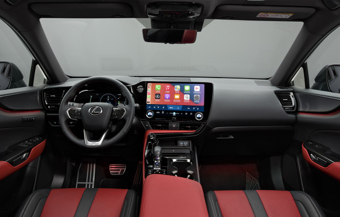 L’intérieur du nouveau Lexus NX 450h+ qui inaugure le concept Tazuna.