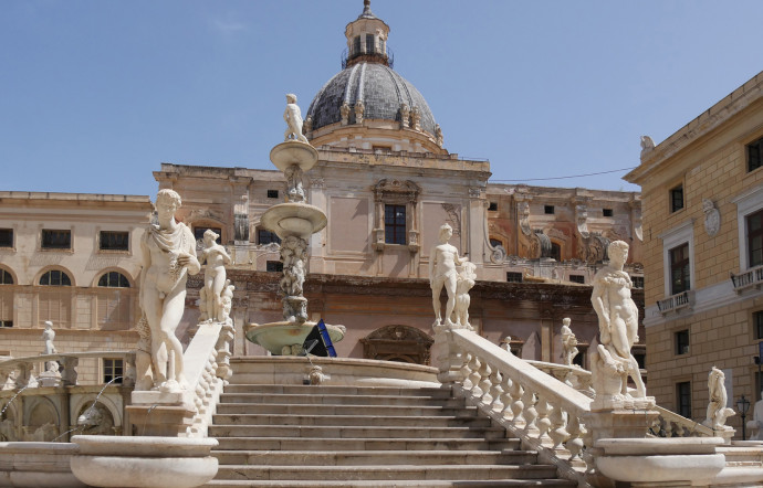 Au centre de la Piazza Pretoria se trouve la plus célèbre fontaine de la ville.