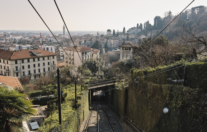 Depuis plus de cent vingt ans, le funiculaire relie le centre de Bergame à la Città Alta.