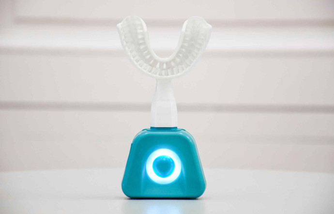 L’innovation Y-Brush provient du brossage simultané des dents d’une même arcade, contrairement aux brosses classiques qui nettoient les dents une par une.