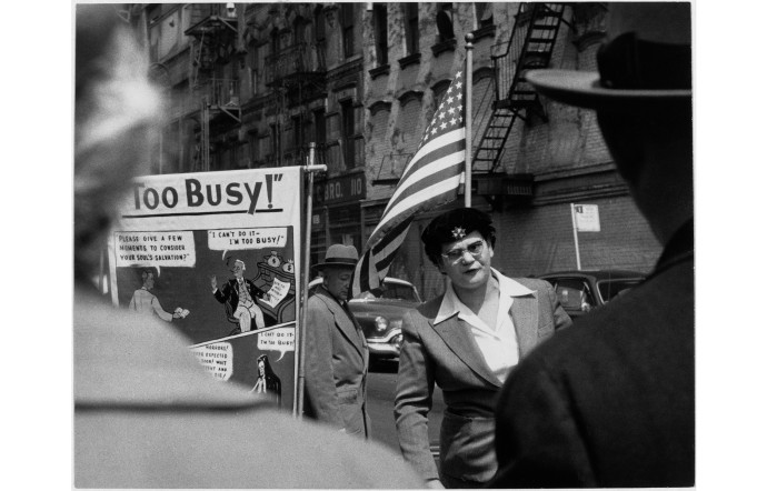 Sabine Weiss, New York, 1955. 5 expos pour cet été dans le sud d’Arles à Monaco