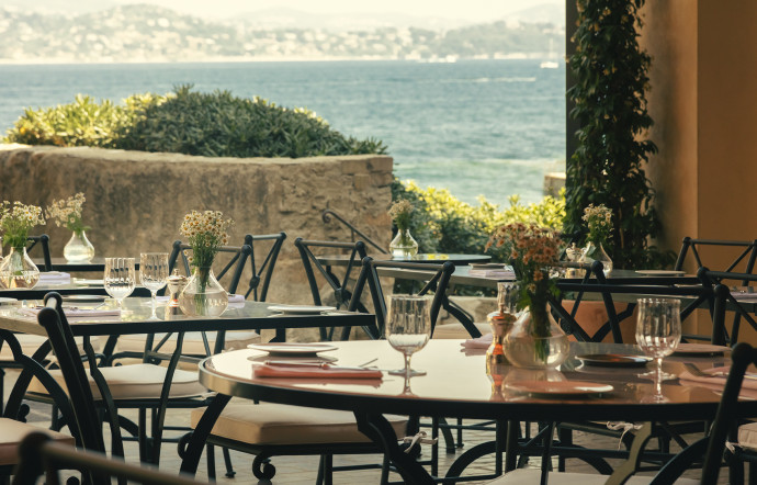 La terrasse avec vue sur le Golfe de Saint-Tropez. laponche.com