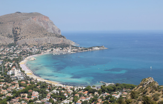 Mondello est la plage iconique de Palerme. Elle s’entoure de villas Art nouveau et voit pousser des cabines de plage lorsque les beaux jours arrivent.
