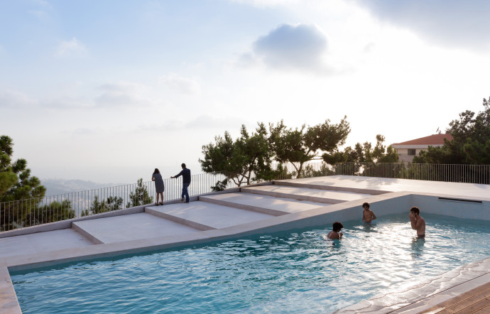 La Villa T, perchée sur une pente rocheuse, à Kornet Chehouane, au Liban.