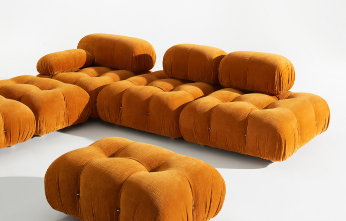 . Parmi les créations des années 60 devenues culte, le canapé modulable Camaleonda signé Mario Bellini pour B&B Italia (1970).