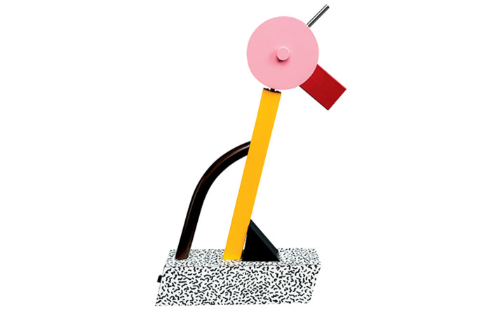 En 1981, Ettore Sottsass lance le collectif Memphis : 57 OVNIS postmodernes, dont la lampe Tahiti.
