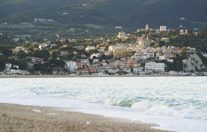 Perché sur une colline, Numana domine la mer et une longue plage en arc de cercle.