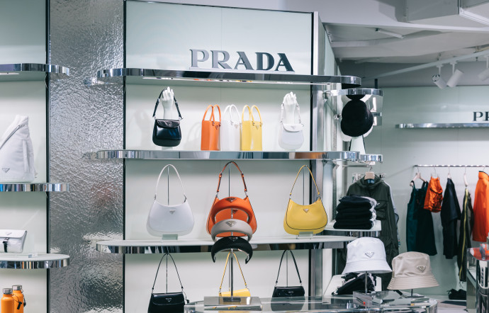 Grande nouveauté aux Galeries Lafayette Champs-Elysées : Prada s’installe au sein d’un espace inédit.
